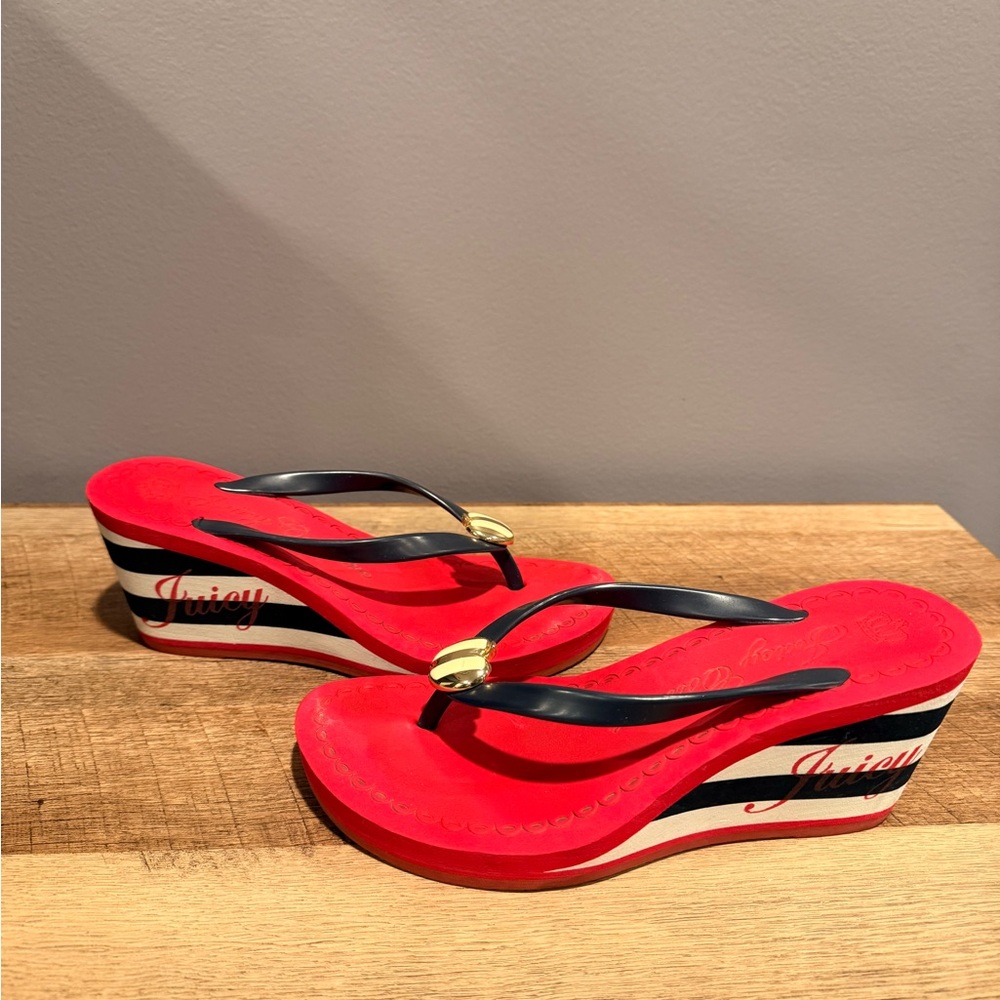 Juicy Couture Red and Navy Beach Sandals with Gold Detail - Picture 5 of 6